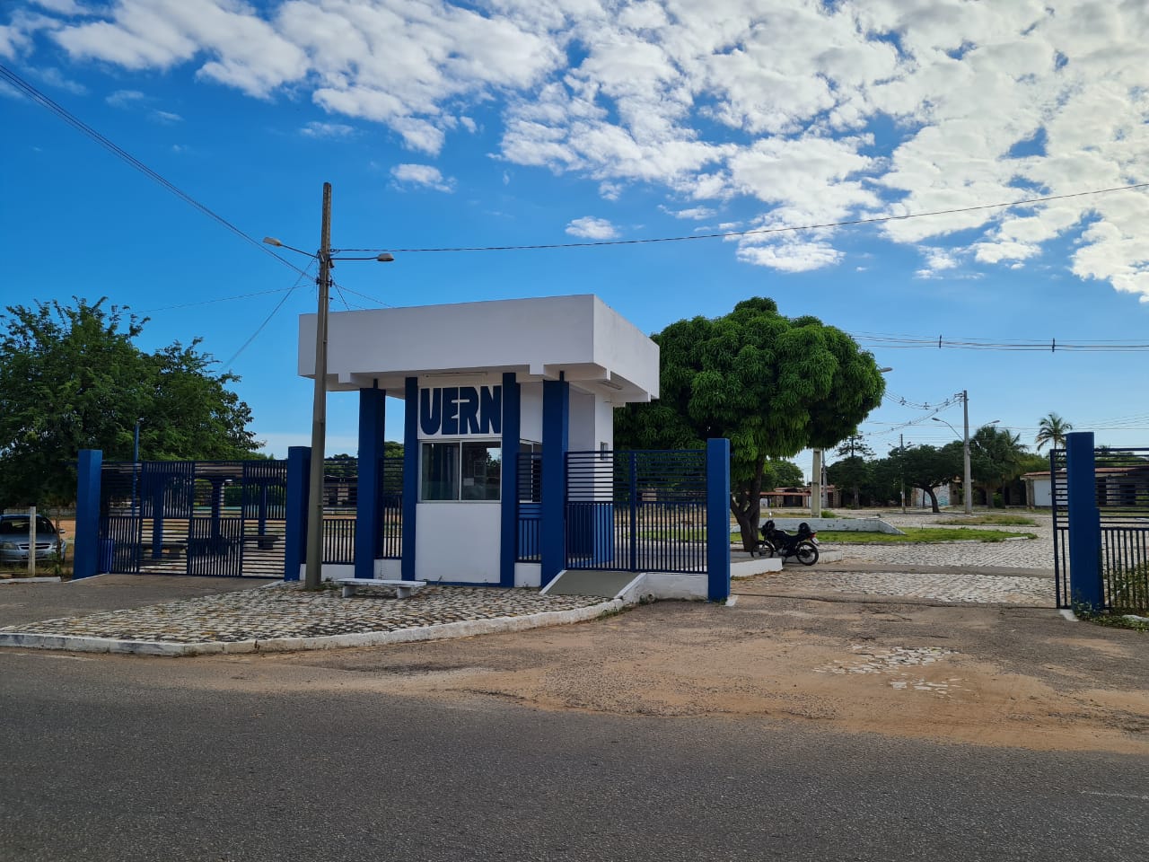 Embora a maioria das vagas seja destinada a professores de nível superior, há ainda vagas para nível médio e técnico no concurso da UERN. (Foto: Divulgação / UERN)