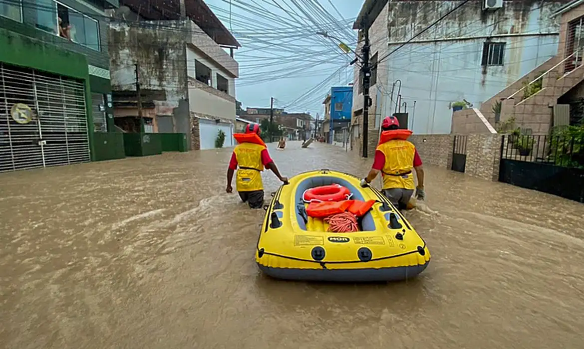 Na madrugada desta sexta-feira (16), Recife foi atingida por uma forte tempestade, marcada por intensas chuvas e ventos fortes