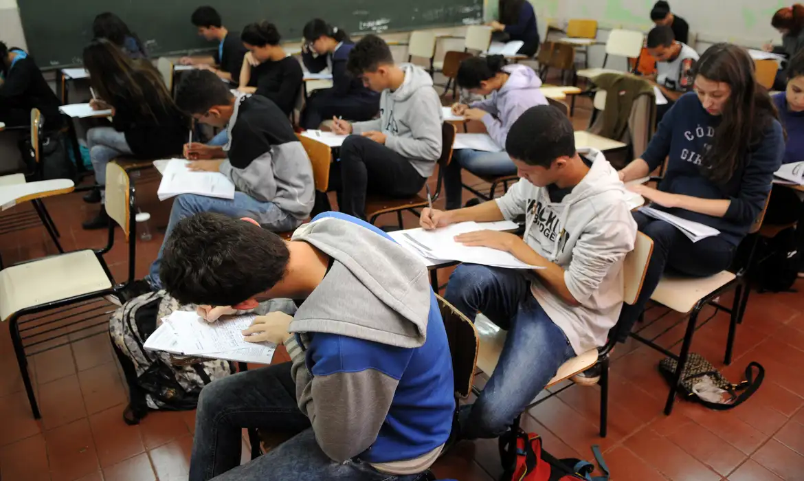 Com o "Pé de Meia" estudantes brasileiros poderão receber até R$ 2.00,00 por ano letivo e planejar seu futuro melhor, assim como investir em cursos de formação. (Foto: Gabriel Jabur / Agência Brasil)