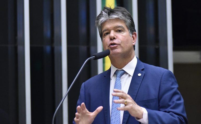 Deputado Ruy Carneiro, relador do Projeto de Lei aprovado na Câmara Federal que obriga o governo a divulgar a lista de espera do SUS. (Foto: Zeca Ribeiro/Câmara dos Deputados)