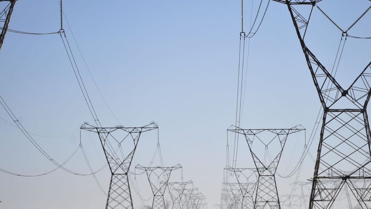 Linha de transmissão de energia: bandeiras tarifárias nas contas de luz terão redução de valor — Foto: Lucas Lacaz Ruiz / Agência Brasil