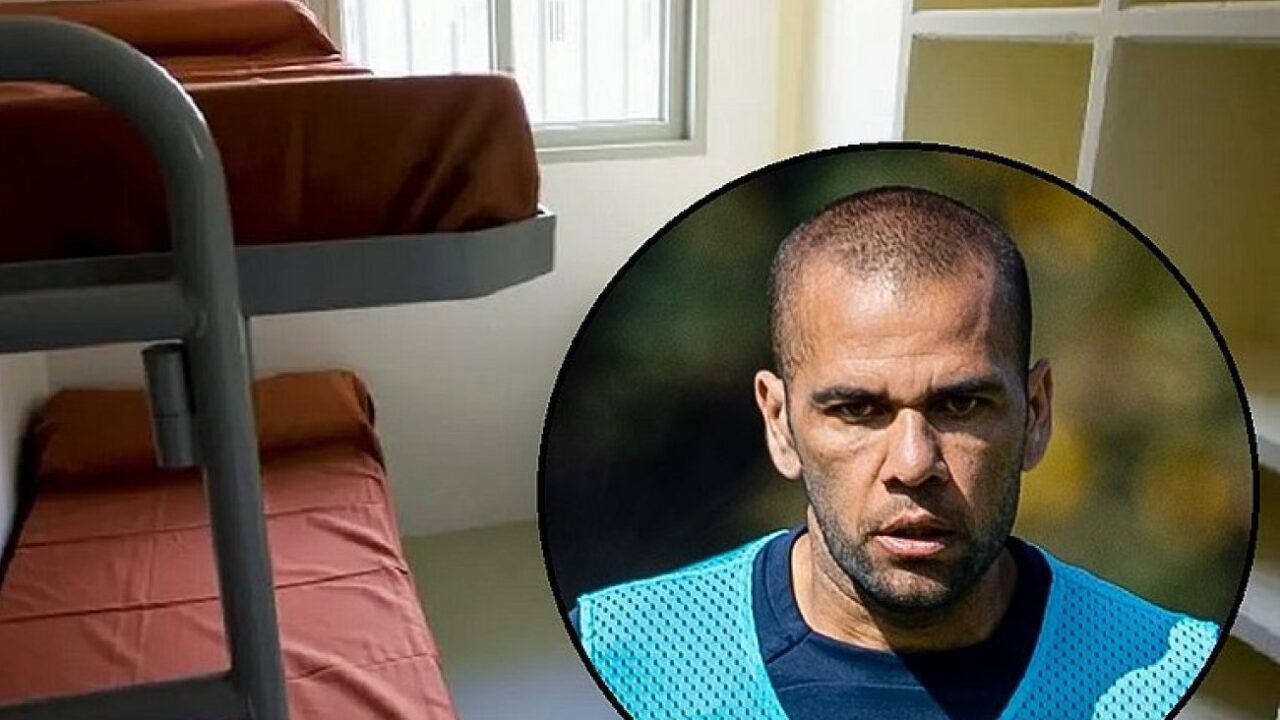 Daniel Alves foi condenado inicialmente a quatro anos e meio de prisão por estupro - Foto: (Justiça da Catalunha/Divulgação e Pumas/Divulgação)