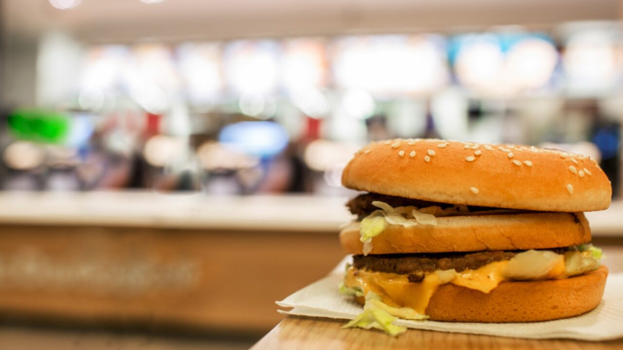 Rede de fast food é condenada por mandar empregado alterar validade de produtos vencidos