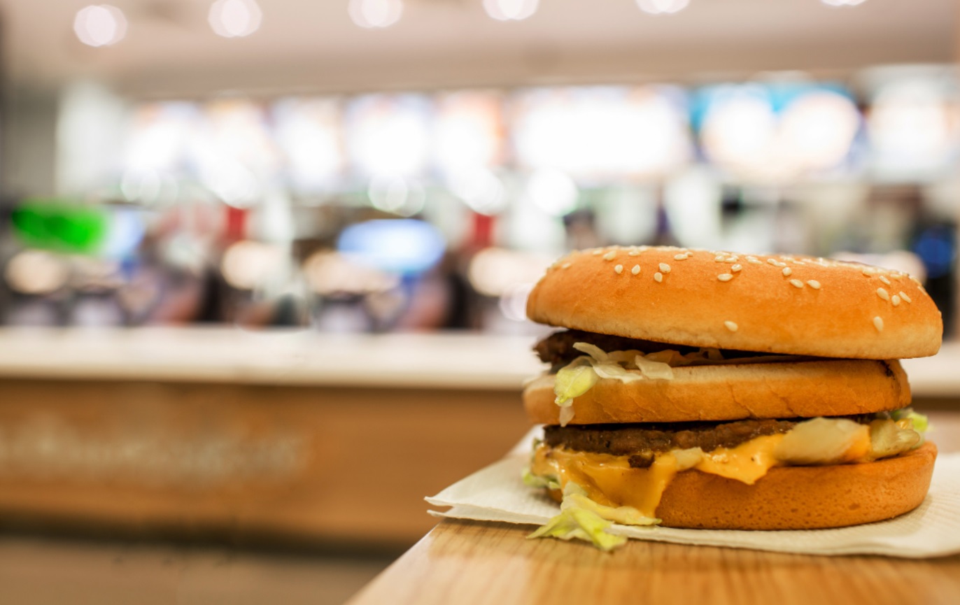 Rede de fast food é condenada por mandar empregado alterar validade de produtos vencidos