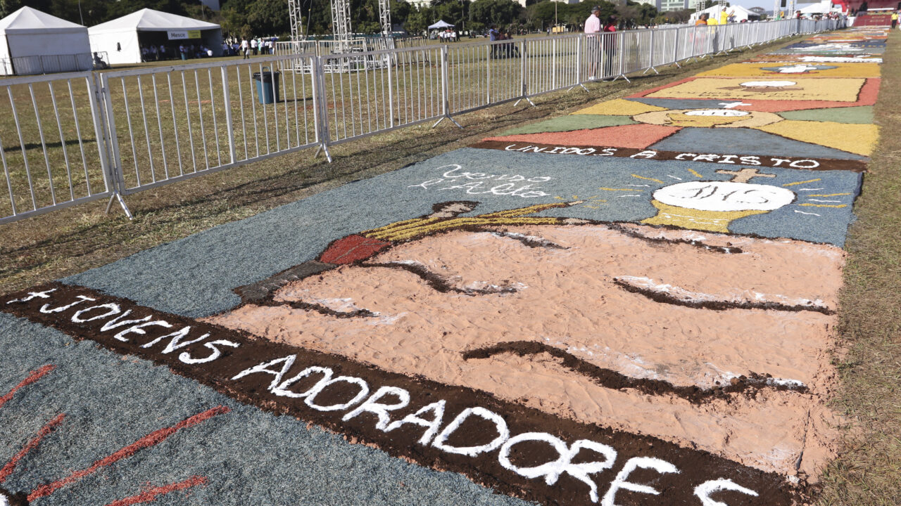 Fiéis confeccionam os tradicionais tapetes como parte das comemorações de Corpus Christi - Foto: Valter Campanato/Agência Brasil