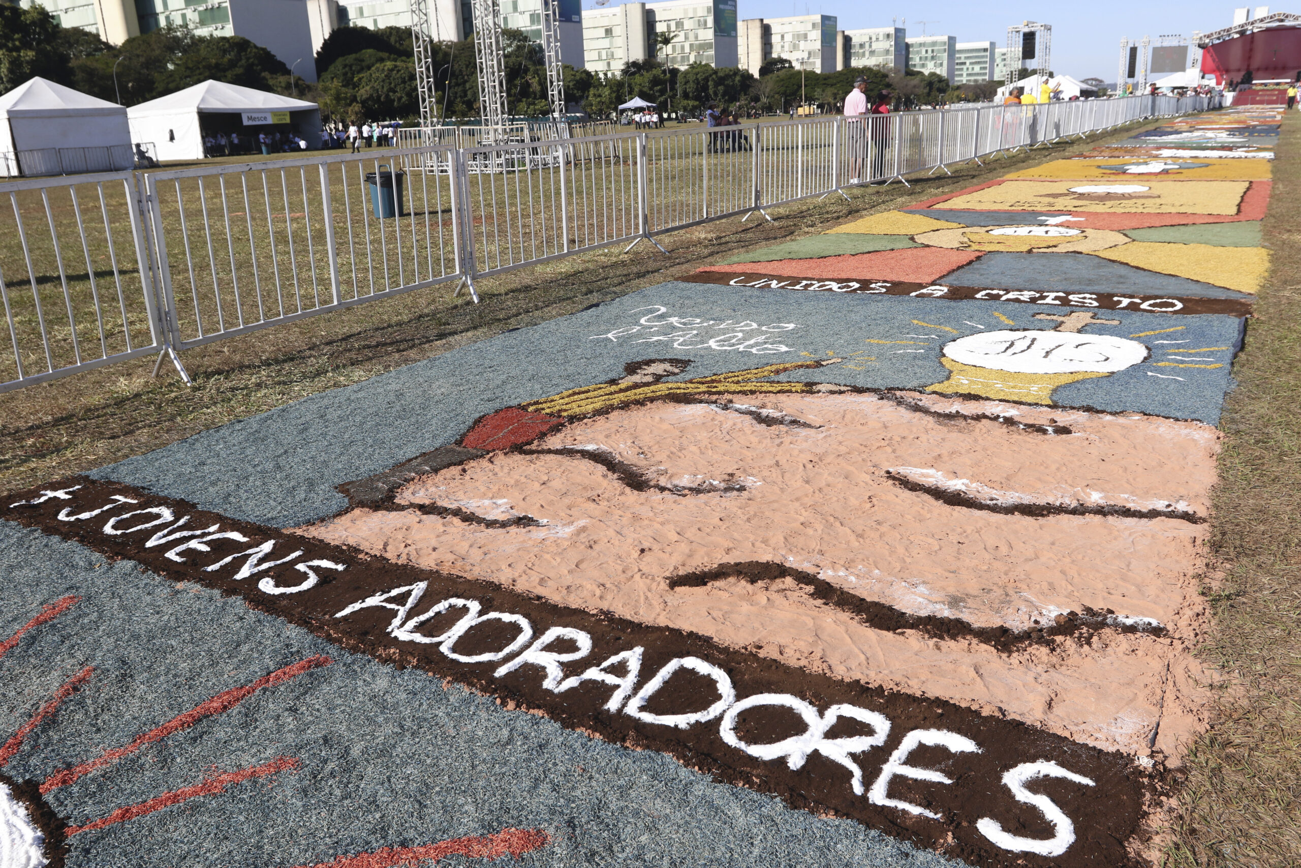 Fiéis confeccionam os tradicionais tapetes como parte das comemorações de Corpus Christi - Foto: Valter Campanato/Agência Brasil