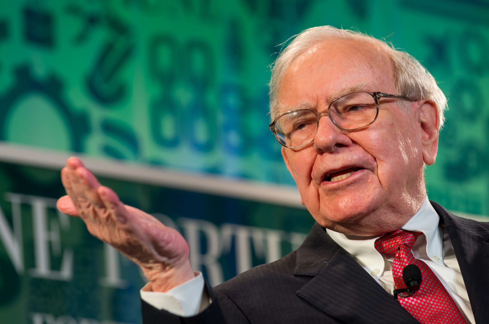 Empresa de Warren Buffett atinge marco histórico de US$ 1 trilhão em valor de mercado