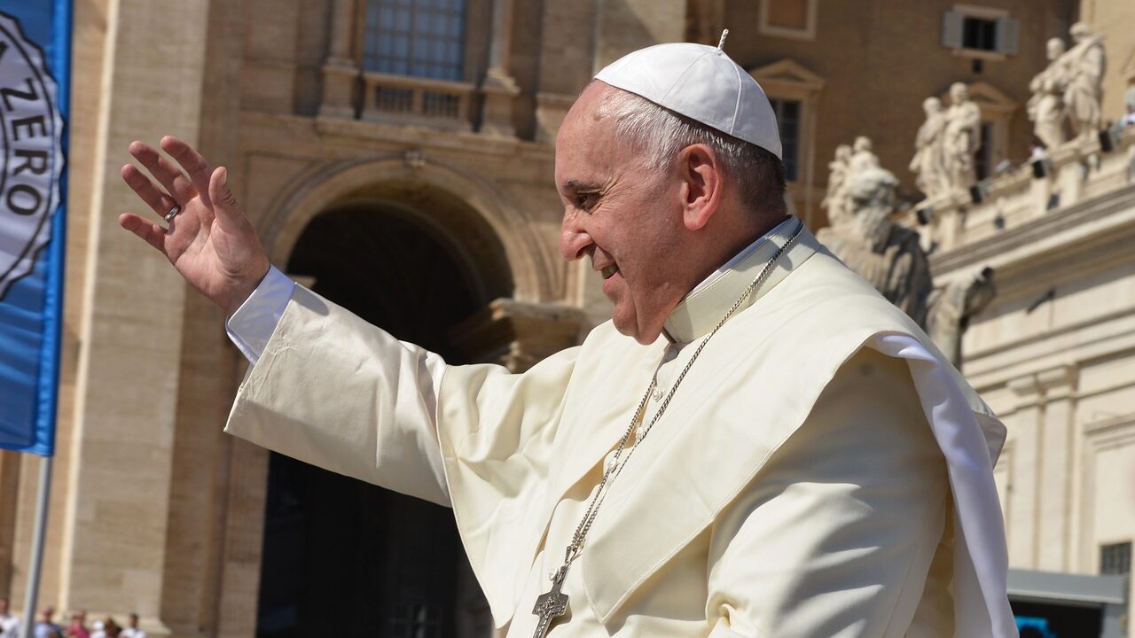 Papa Francisco diz que medicos que realizam abortos agem como sicarios