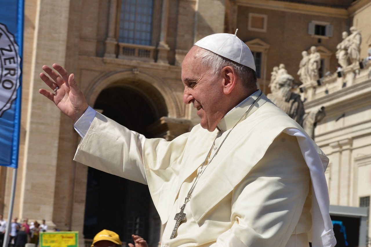 Papa Francisco diz que medicos que realizam abortos agem como sicarios