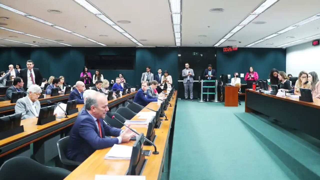 CCJ aprova PEC que propoe fim das decisoes monocraticas no STF