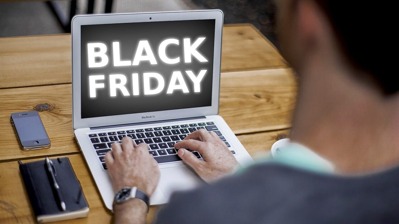 Pesquisa revela que 78% dos consumidores desconfiam das promoções da Black Friday