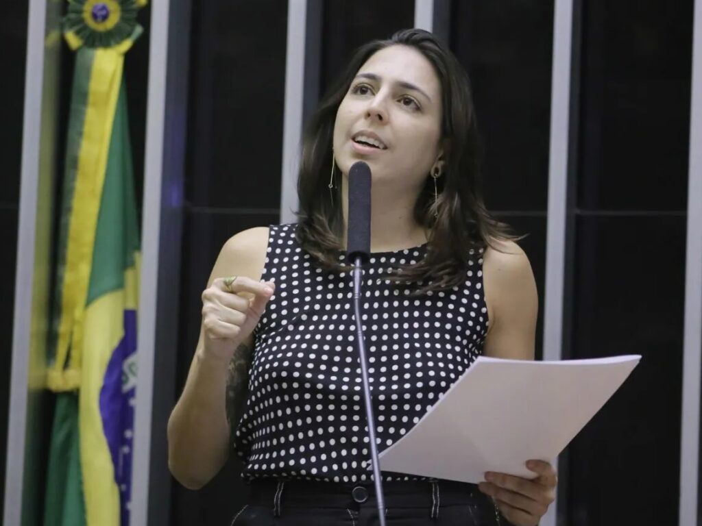 Áudio com Ameaças a Natália Bonavides Leva Suspeito a Depor em Delegacia