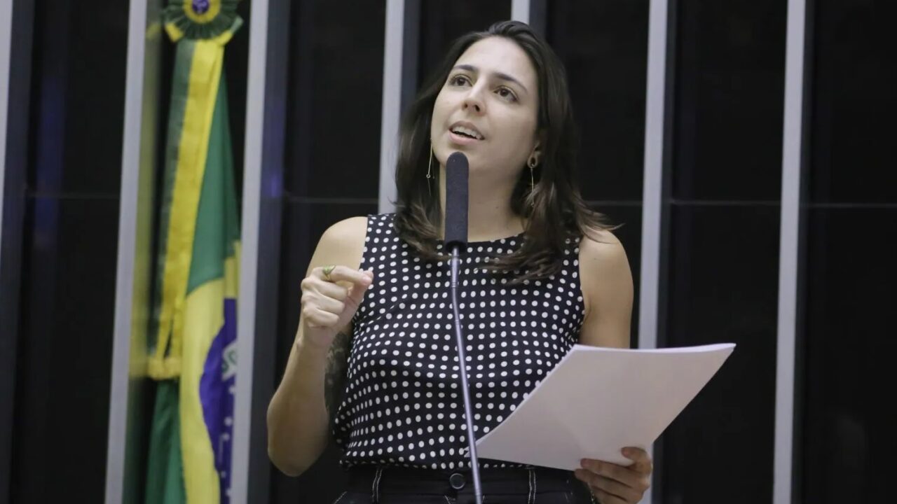 Áudio com Ameaças a Natália Bonavides Leva Suspeito a Depor em Delegacia