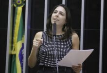 Áudio com Ameaças a Natália Bonavides Leva Suspeito a Depor em Delegacia