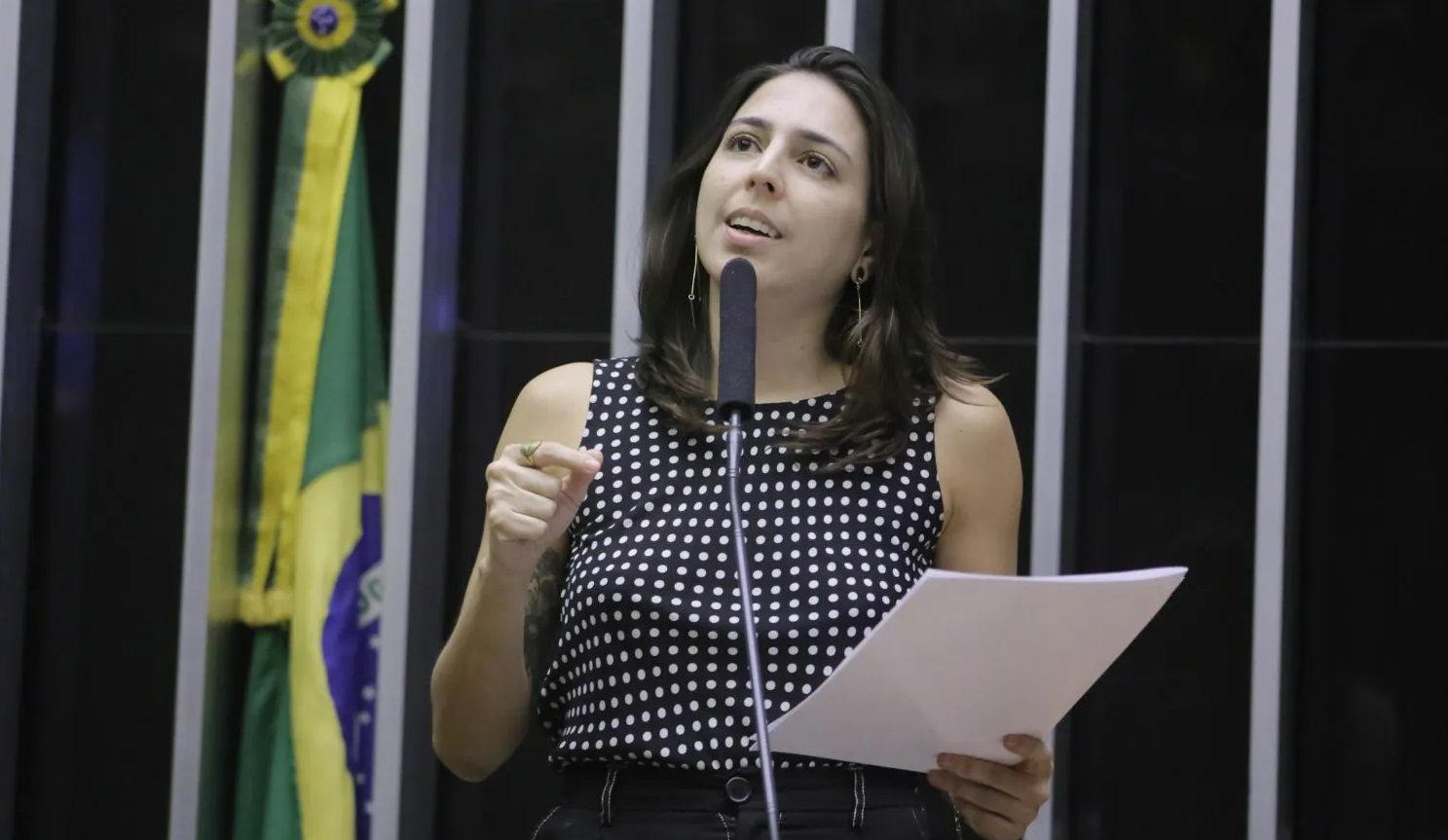 Áudio com Ameaças a Natália Bonavides Leva Suspeito a Depor em Delegacia