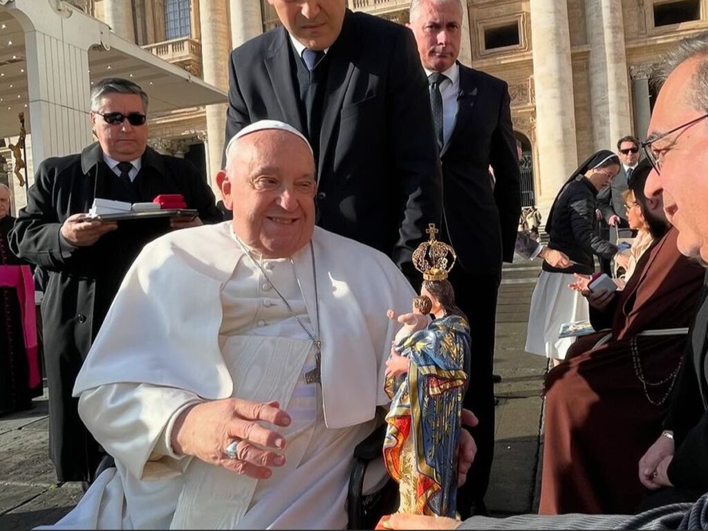 Alvaro Dias entrega imagem de Nossa Senhora da Apresentacao ao Papa Francisco