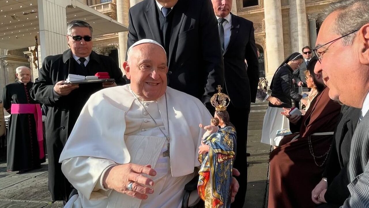 Alvaro Dias entrega imagem de Nossa Senhora da Apresentacao ao Papa Francisco