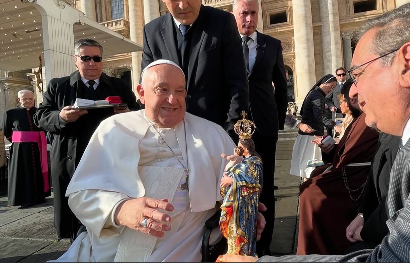 Alvaro Dias entrega imagem de Nossa Senhora da Apresentacao ao Papa Francisco