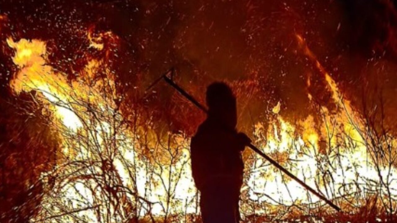 Bombeiros combatem incendio ha 10 dias em Serra Negra do Norte