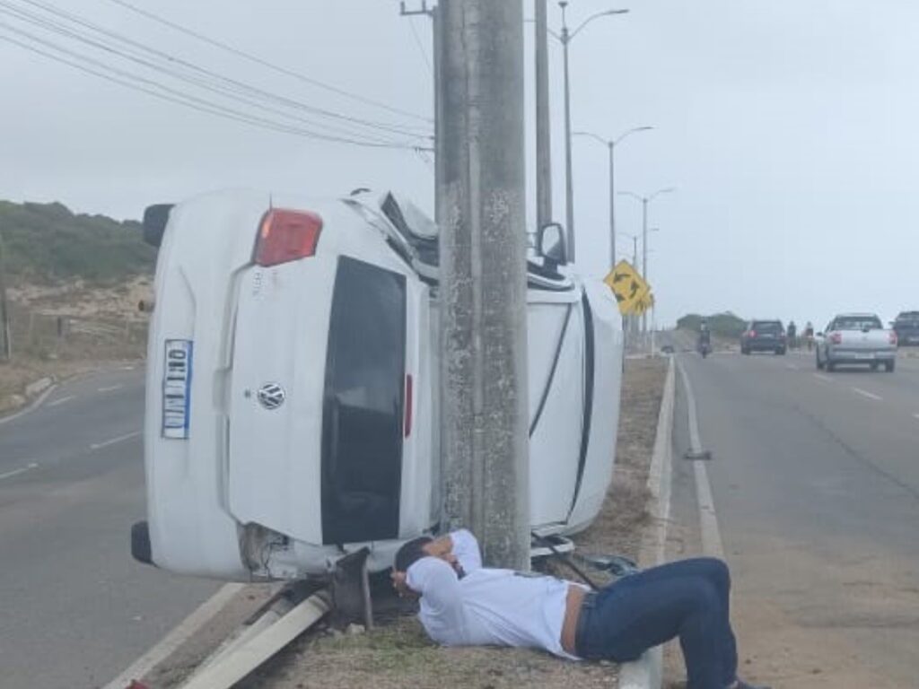 Carro Capota Após Fechada e Colide em Poste na Via Costeira de Natal