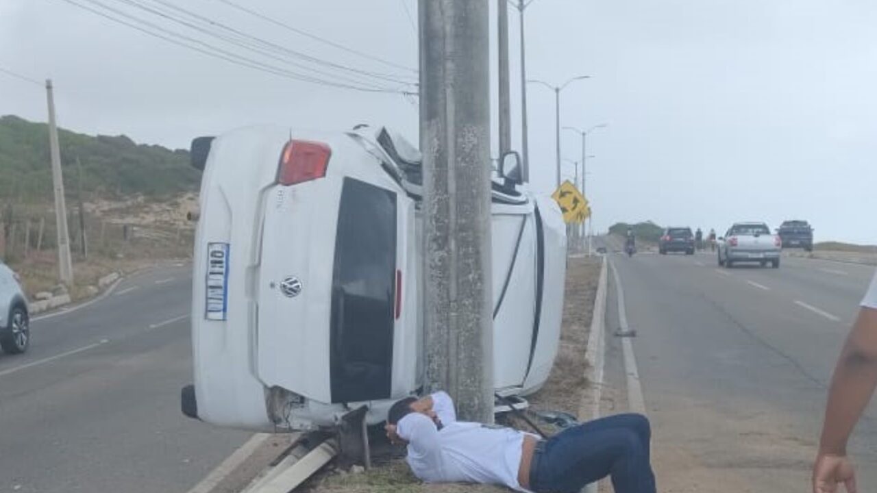 Carro Capota Após Fechada e Colide em Poste na Via Costeira de Natal