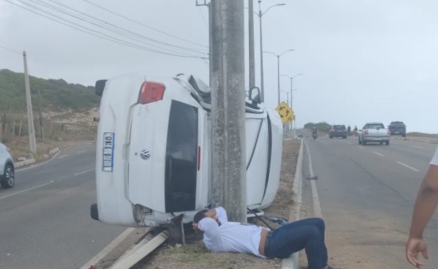 Carro Capota Após Fechada e Colide em Poste na Via Costeira de Natal