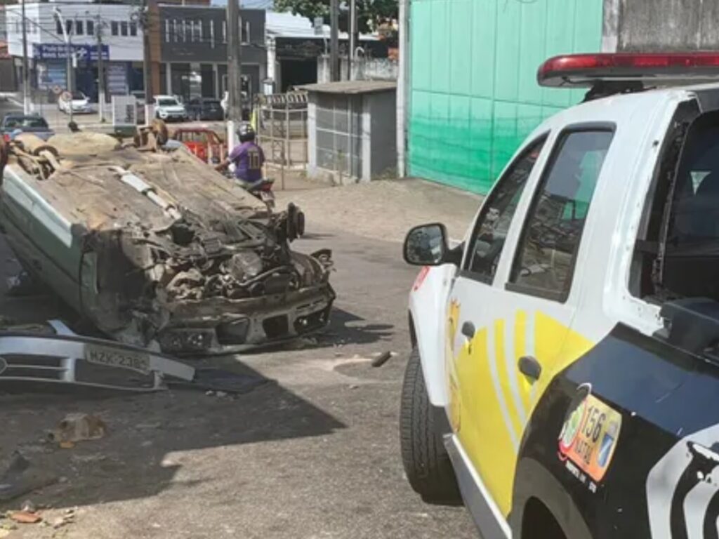 Carro capota no bairro Nazare e e saqueado por moradores