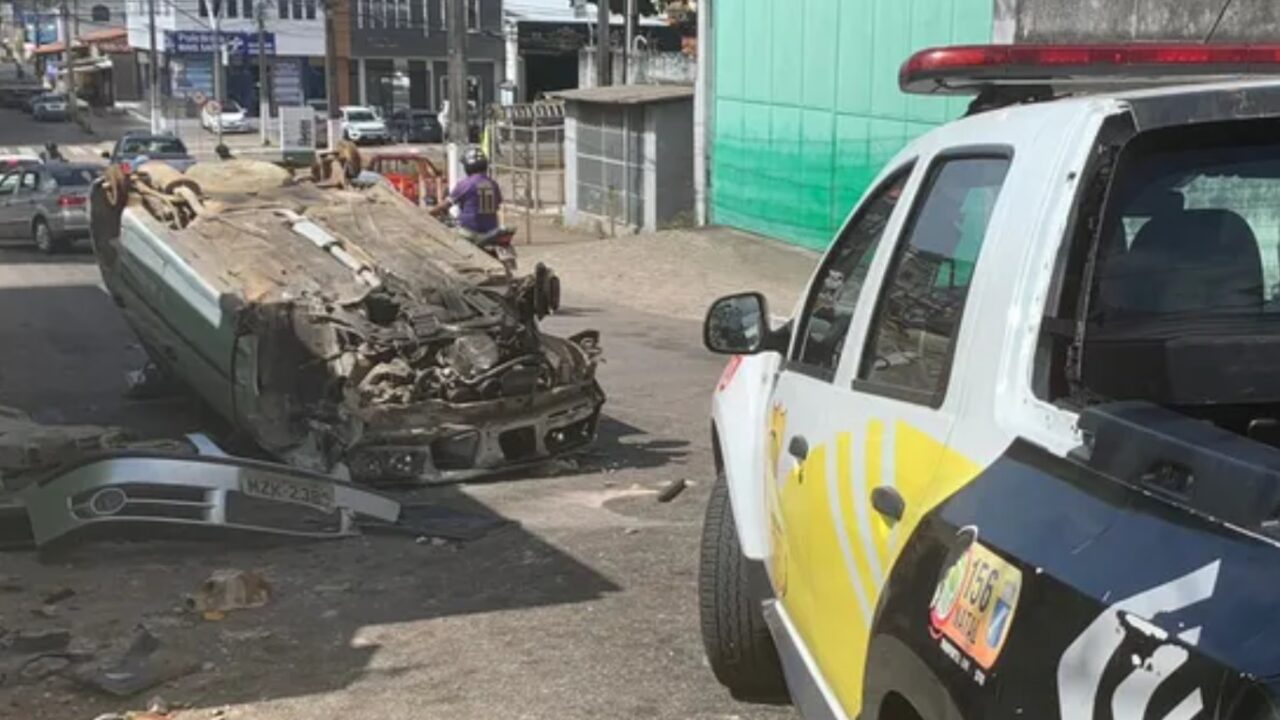 Carro capota no bairro Nazare e e saqueado por moradores