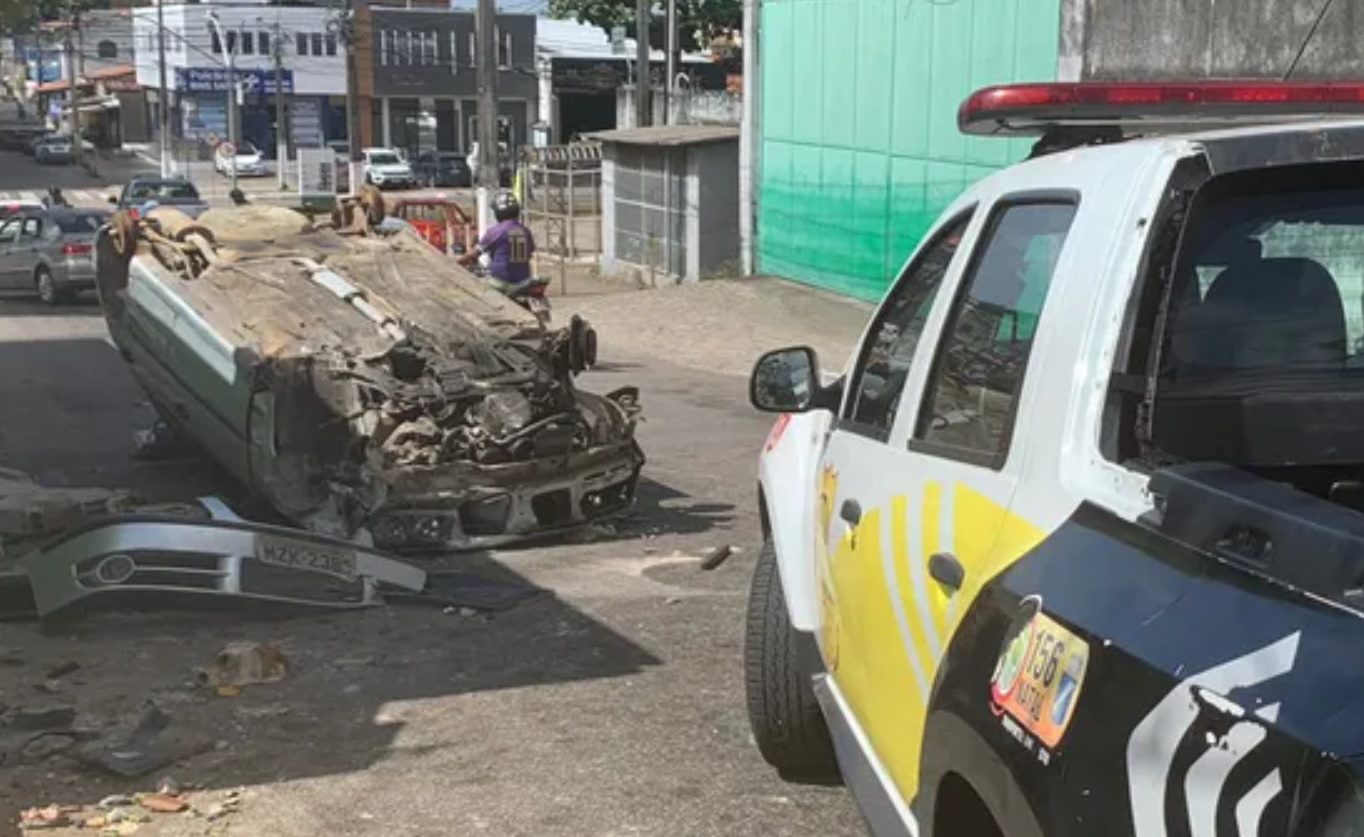 Carro capota no bairro Nazare e e saqueado por moradores