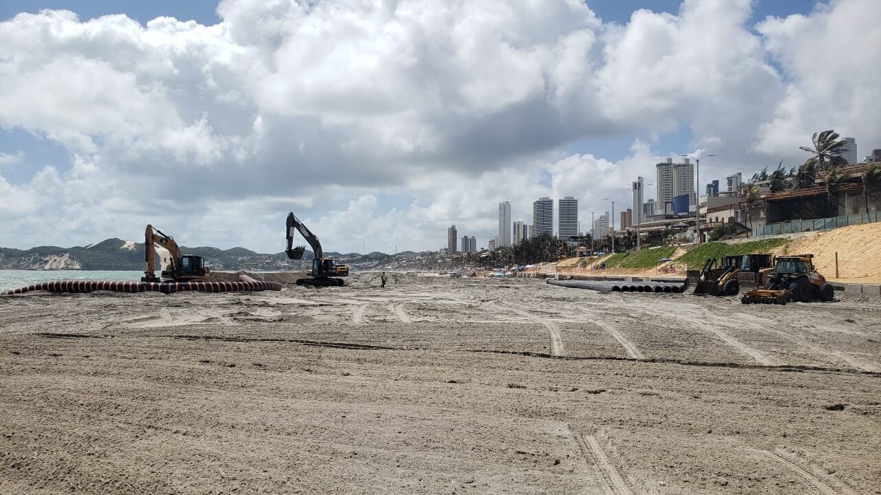 Engorda de Ponta Negra se aproxima dos 2 km e já inicia trabalhos no calçadão da praia