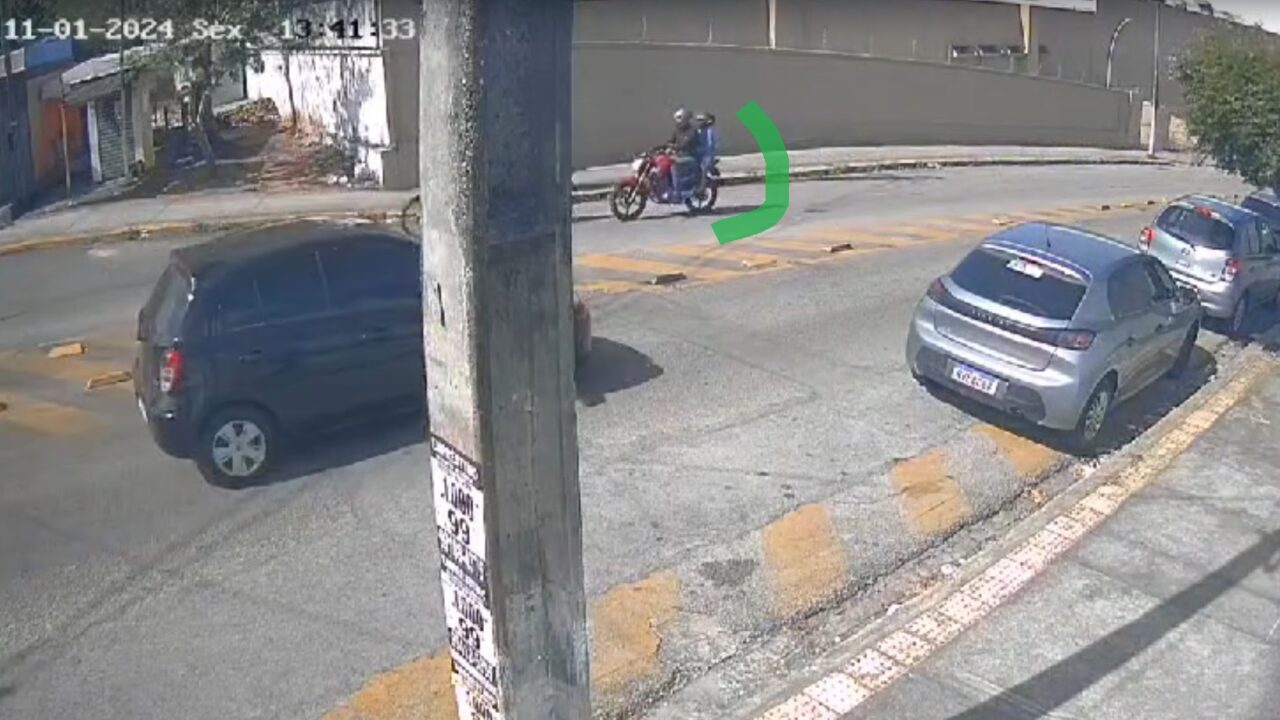 Homem furta motocicleta em Natal com criança na garupa; Polícia divulga imagens