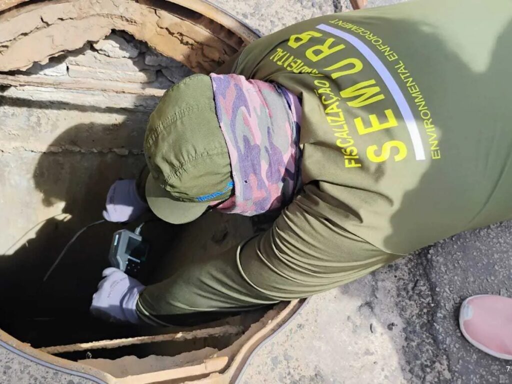 "Língua negra" volta a poluir trecho da Praia de Areia Preta