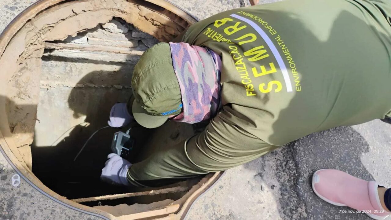 "Língua negra" volta a poluir trecho da Praia de Areia Preta