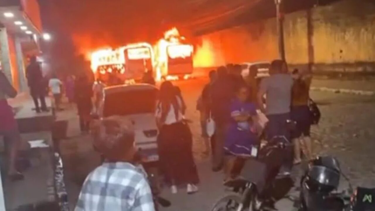 Ônibus são incendiados em Felipe Camarão após morte de jovem durante blitz da PM