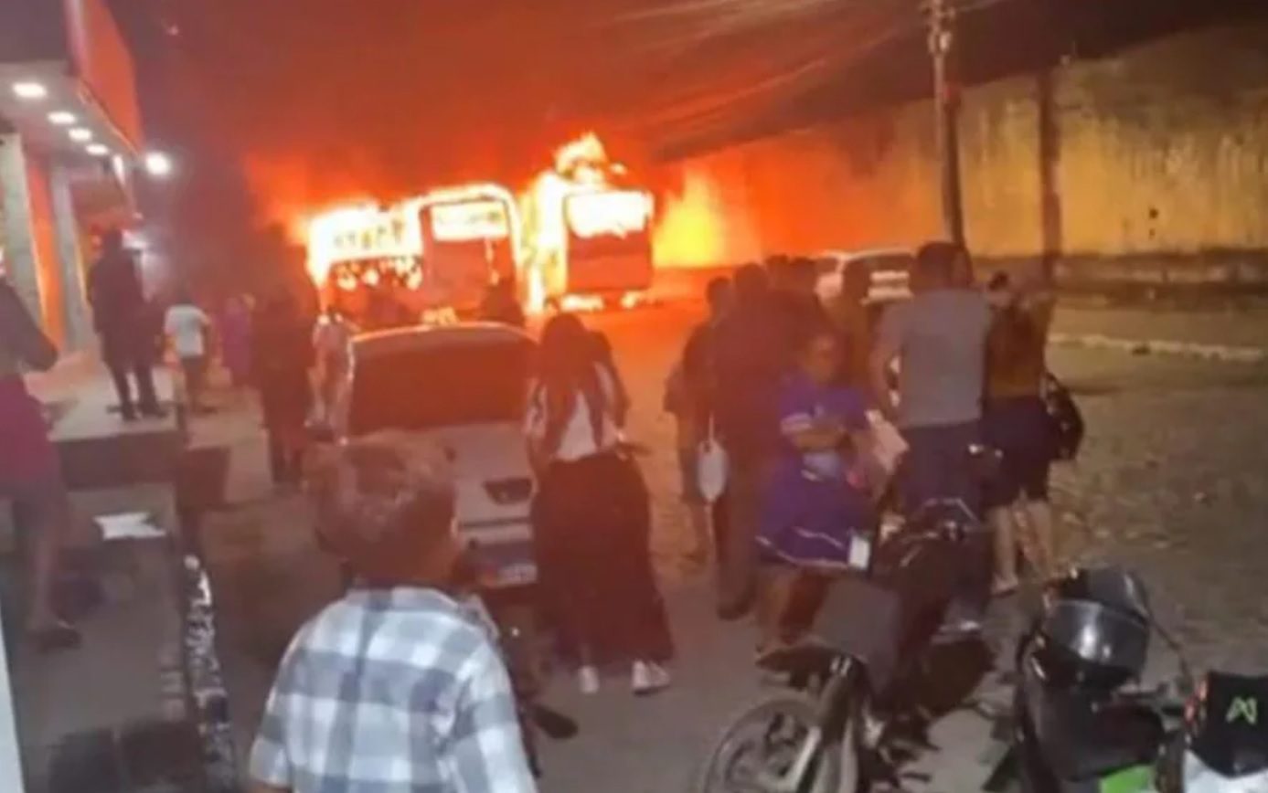 Ônibus são incendiados em Felipe Camarão após morte de jovem durante blitz da PM