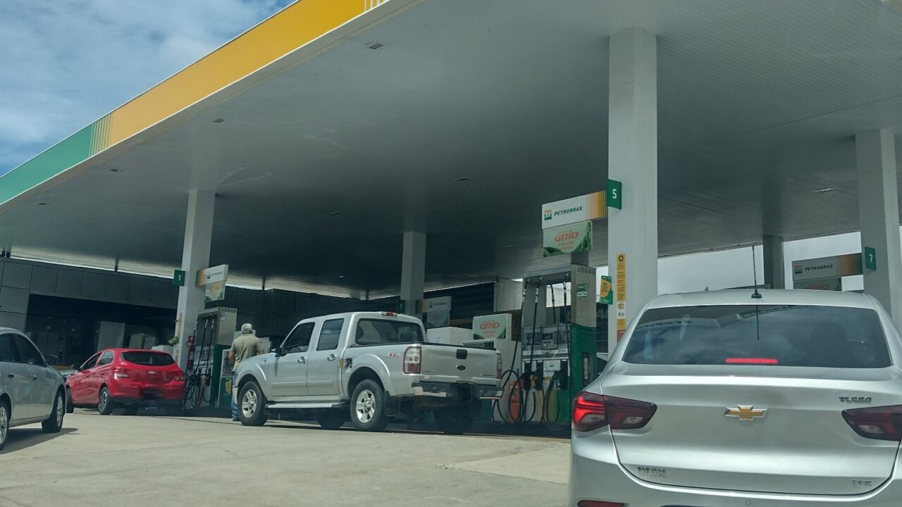 Preço médio da gasolina comum chega a R$ 6,56 em Natal