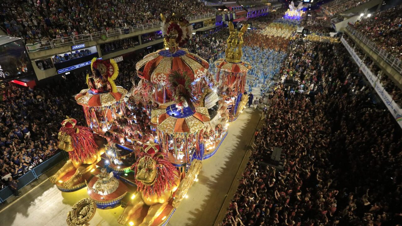 Desfile de escolas do Rio abre comemoração do Dia Nacional do Samba