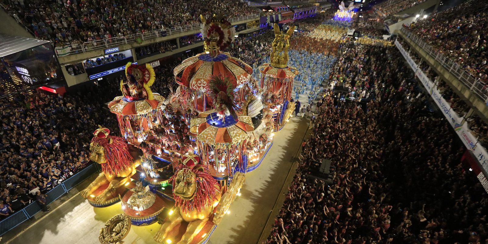 Desfile de escolas do Rio abre comemoração do Dia Nacional do Samba