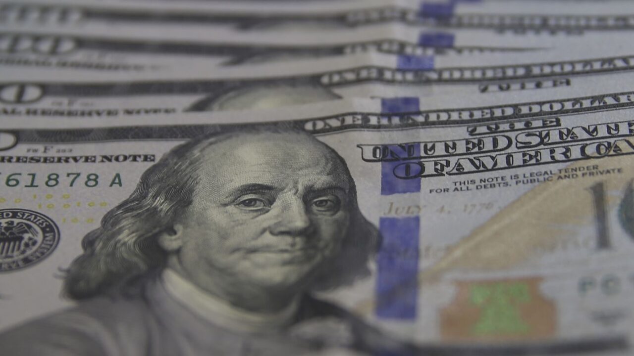 Dólar fecha perto dos R$ 6 e bate novo recorde após anúncio de pacote