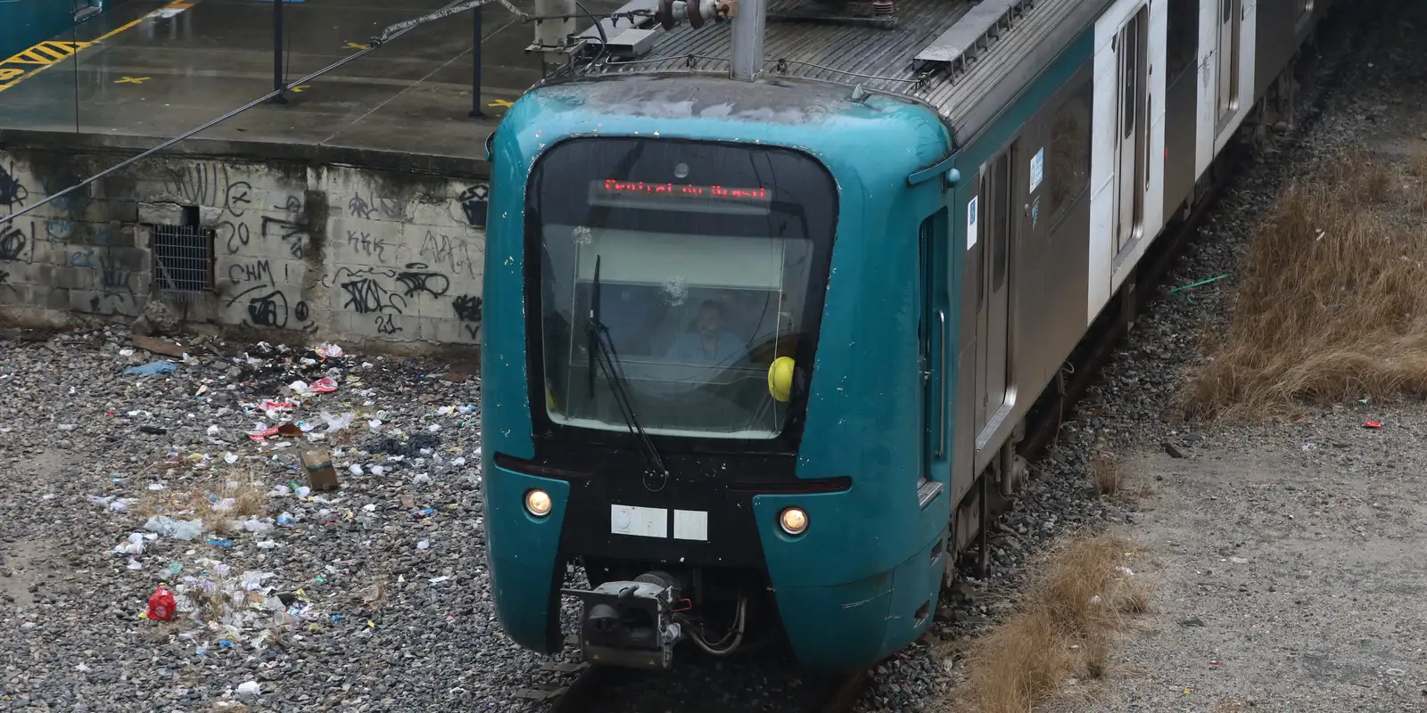 Mais de 1 km de cabos de linha de trem são furtados no Rio de Janeiro