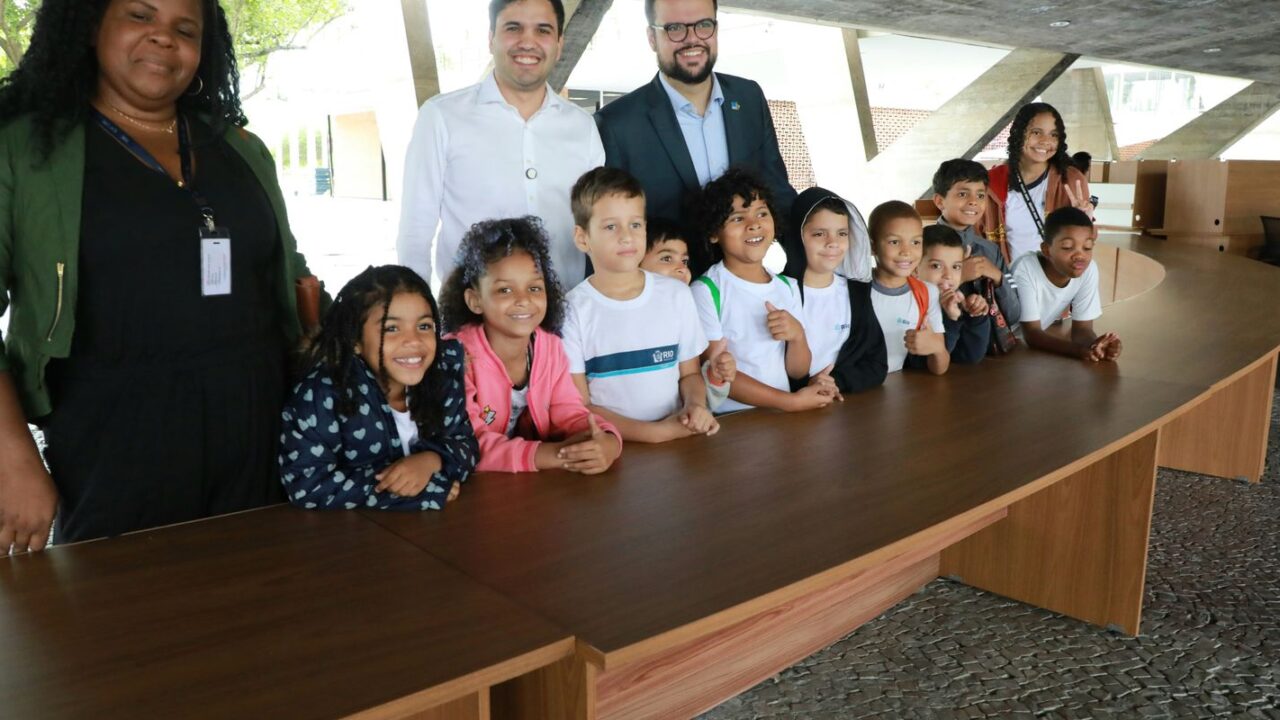 Mesas do G20 são doadas para escolas públicas do Rio