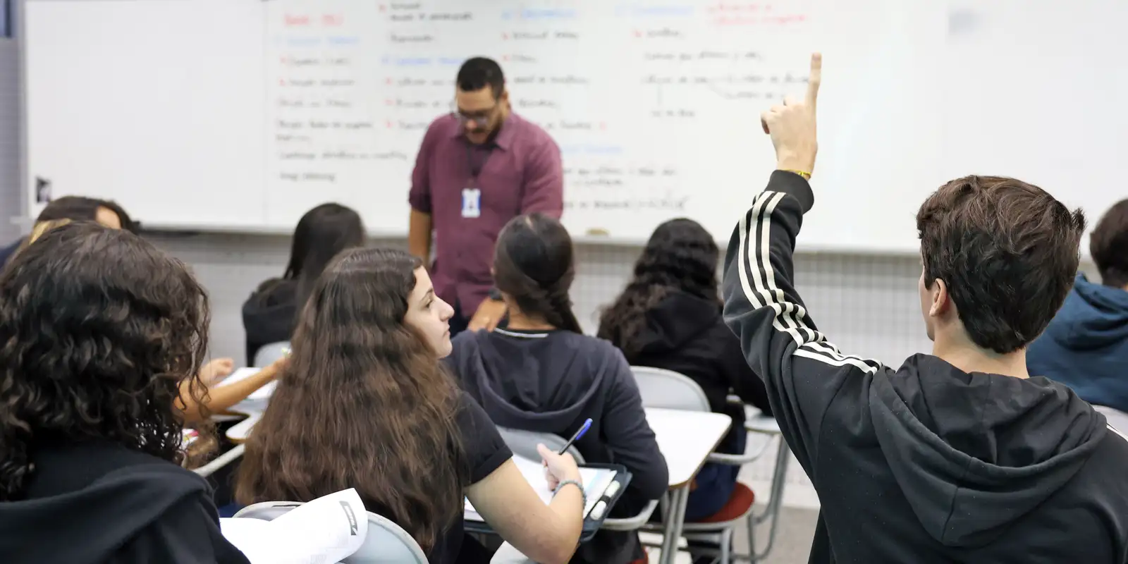 Metade das escolas brasileiras descumpre lei antirracista