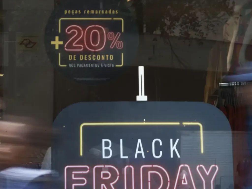 Nove em cada dez brasileiros pretendem comprar algo na Black Friday