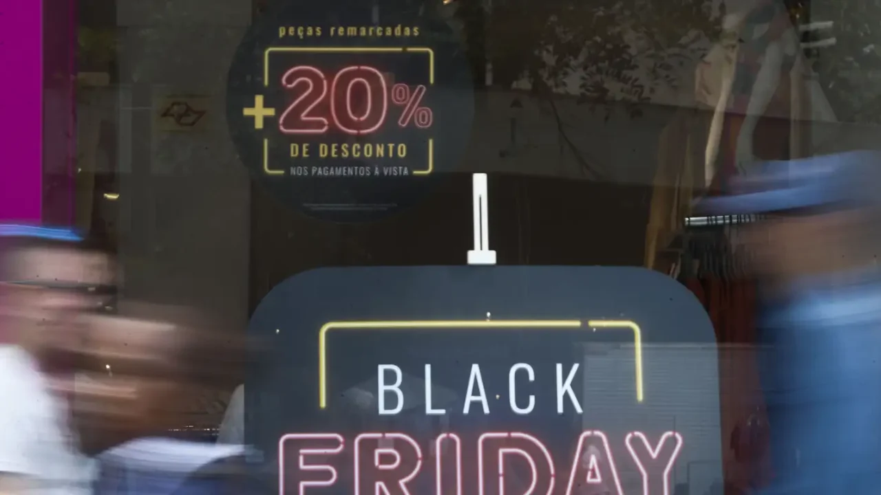 Nove em cada dez brasileiros pretendem comprar algo na Black Friday