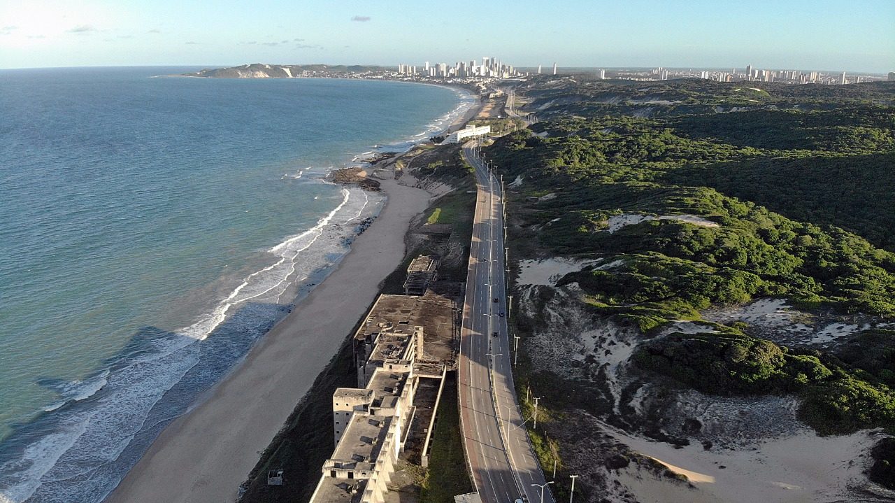 Alvaro Dias sanciona lei que permite construcao de predios residenciais na Via Costeira