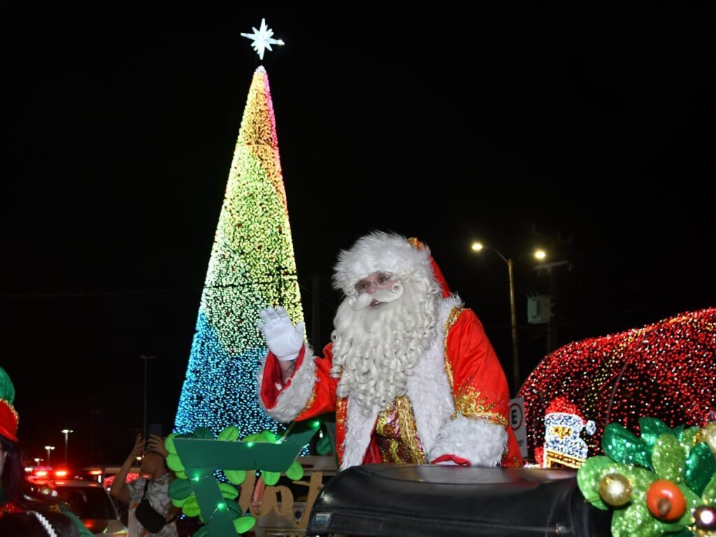 Cortejo da Trupe Magia do Natal encanta em estreia na Avenida Praia de Ponta Negra