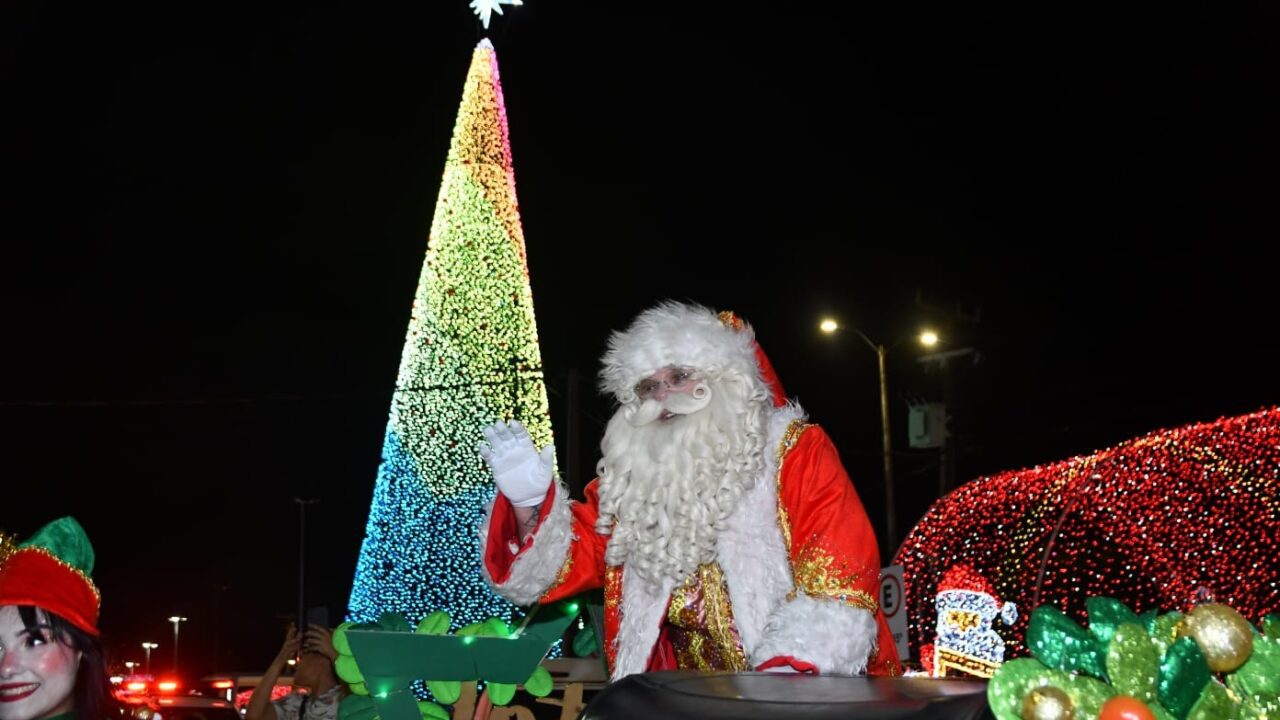 Cortejo da Trupe Magia do Natal encanta em estreia na Avenida Praia de Ponta Negra