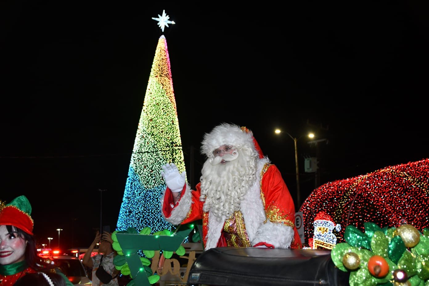 Cortejo da Trupe Magia do Natal encanta em estreia na Avenida Praia de Ponta Negra