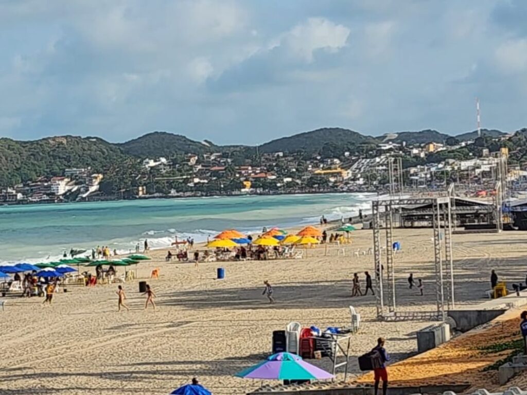 Estrutura do Reveillon em Ponta Negra esta sendo montada na area da engorda