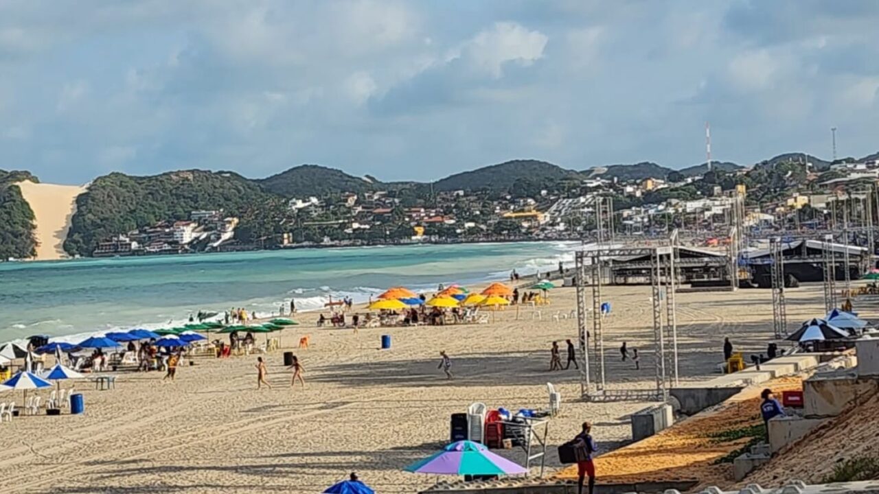 Estrutura do Reveillon em Ponta Negra esta sendo montada na area da engorda